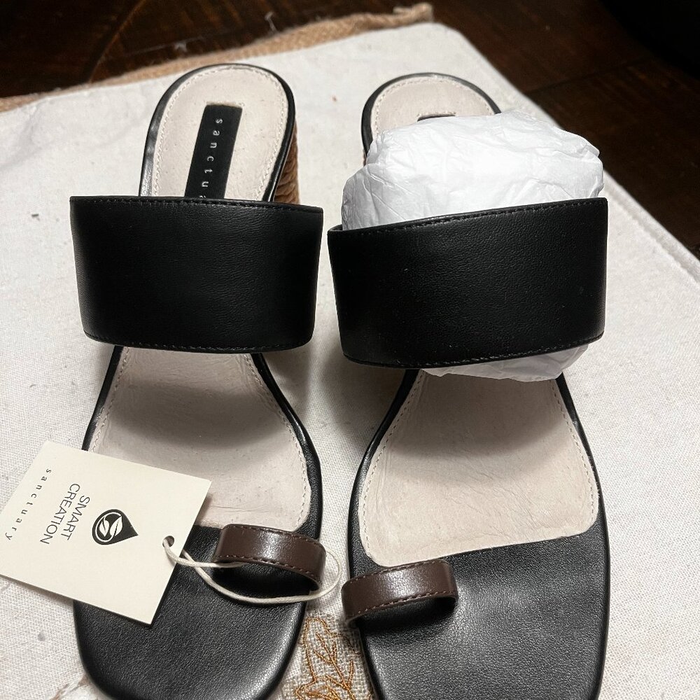 Sanctuary ring toe sandals